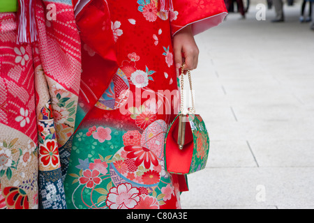 Nahaufnahme des jungen Mädchens Hand Holding Geldbörse, Kindertag am Meiji-Schrein, Tokyo Stockfoto