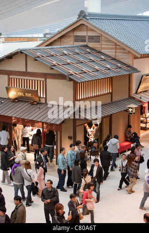 Shopping-Bereich ähnelt ein traditionellen japanischen Dorf am Flughafen Tokio-Haneda Stockfoto