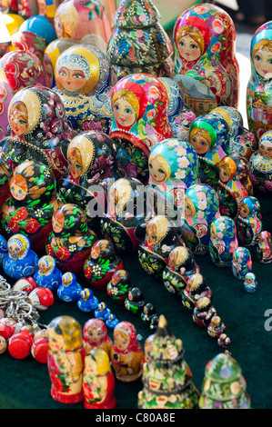 Traditionelle russische Puppen zum Verkauf auf Markt Odessa, Ukraine. Stockfoto