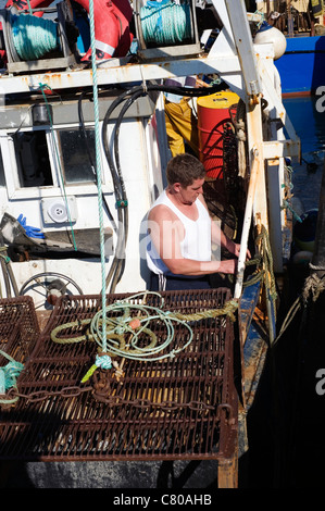 Tiefsee-Angler auf seinem Boot im Hafen arbeiten Stockfoto