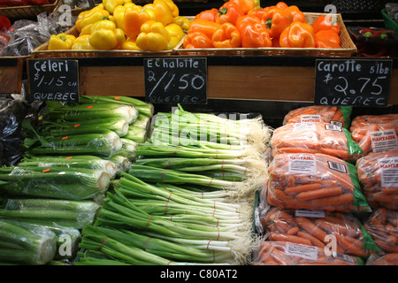 Paprika, Frühlingszwiebeln, Karotten und Sellerie zum Verkauf Stockfoto