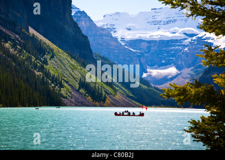 Kanu auf dem Wasser des Lake Louise in den kanadischen Rocky Mountains Stockfoto