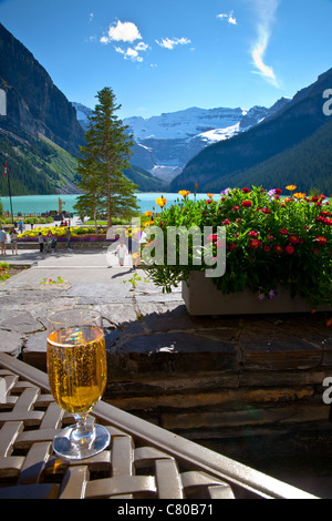 Ein Glas Apfelwein mit Lake Louise als eine Kulisse, Alberta, Kanada Stockfoto