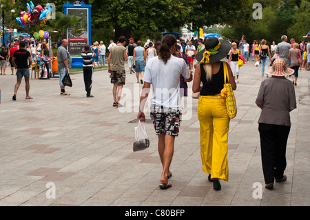 Besucher von Jalta Badeort Fuß entlang der Promenade. Ukraine. 2011. Stockfoto