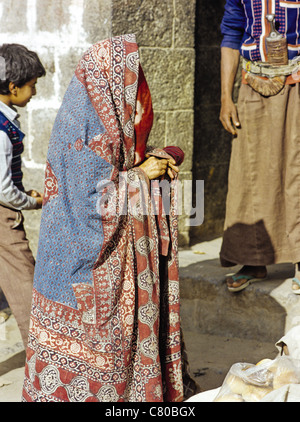 Verschleierte Frau trägt eine Abaya in der alten Stadt von Sana'a, Jemen Stockfoto