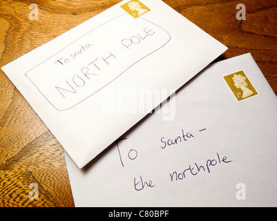 Briefe an den Weihnachtsmann oder Santa Claus von einem Kind zum Nordpol mit einem UK erstklassige Stempel gebucht werden Stockfoto