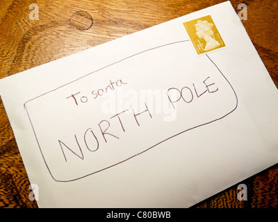 Brief an den Weihnachtsmann oder Santa Claus von einem Kind zum Nordpol mit einem UK erstklassige Stempel gebucht werden Stockfoto