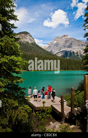 Eine Familie, die das Fotografieren aus einem Dock am Emerald Lake, British Columbia, Kanada Stockfoto