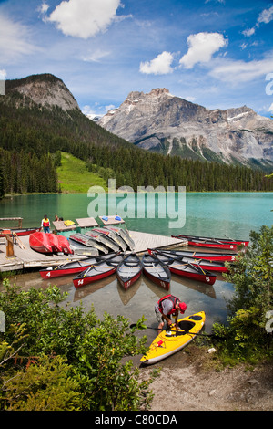 Vermietung von Kanus an einem Dock am Emerald Lake, British Columbia, Kanada Stockfoto