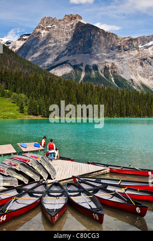 Vermietung von Kanus an einem Dock am Emerald Lake, British Columbia, Kanada Stockfoto