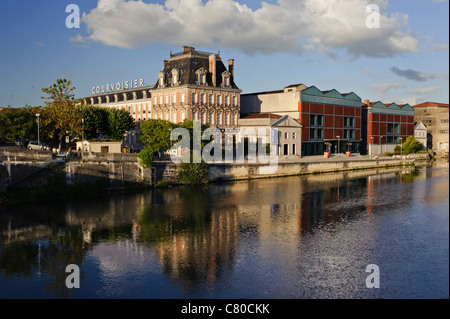 Das Cognac-Haus von Courvoisier ist an den Ufern des Flusses Charente in der Stadt Jarnac, Charente, Frankreich gegründet. Stockfoto