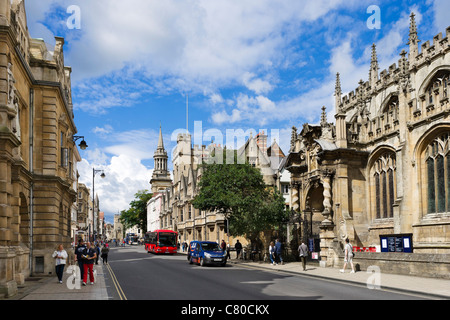 Hauptstraße mit Brasenose College und University of St Mary die Jungfrau auf der rechten Seite, Oxford, Oxfordshire, England, UK Stockfoto