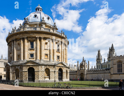 Die Radcliffe Camera (Heimat Radcliffe Science Library) mit All Souls College hinter Radcliffe Square, Oxford, England, UK Stockfoto