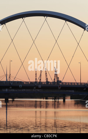 Clyde Arc Bridge Blick nach Westen entlang des Flusses Clyde bei Sonnenuntergang, Glasgow, Schottland, Großbritannien Stockfoto