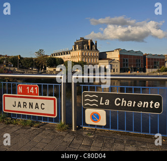 Das Cognac-Haus von Courvoisier ist an den Ufern des Flusses Charente in der Stadt Jarnac, Charente, Frankreich gegründet. Stockfoto