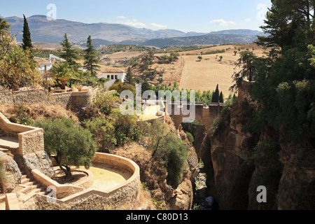 Die alte Brücke über die El Tajo Schlucht Ronda, Andalusien, Spanien Stockfoto