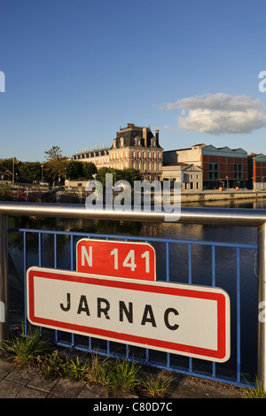 Das Cognac-Haus von Courvoisier ist an den Ufern des Flusses Charente in der Stadt Jarnac, Charente, Frankreich gegründet. Stockfoto