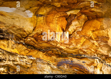 Abstraktes Bild von Sandstein Ablagerungen in der Nähe von Sandown auf der Islae von Wight, England Stockfoto