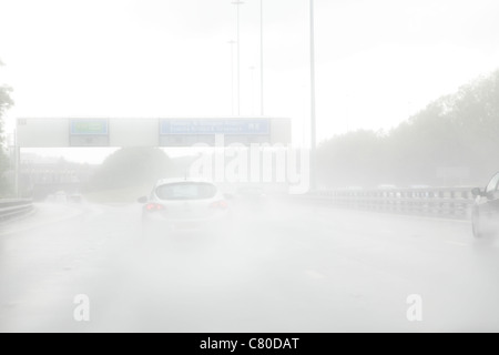 Regen und Gischt verursacht schlechten Sichtverhältnissen auf einer Autobahn, UK Stockfoto