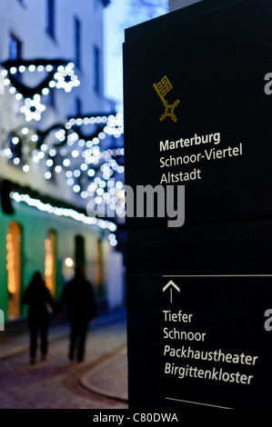 Ein paar Fuß auf der Straße im Stadtteil Schnoor zur Weihnachtszeit - Bremen, Deutschland Stockfoto