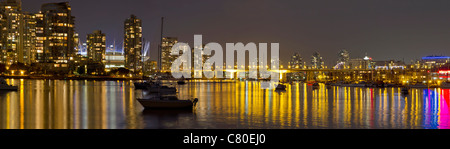 Skyline von Vancouver BC und Cambie Bridge bei Nacht Panorama Stockfoto