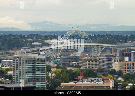 Fremont Bridge über den Willamette River und Industriegebiet in Portland, Oregon Stockfoto