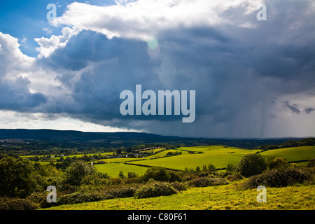 Ein Sturm zieht auf Regen gesehen von Brading Downs auf der Isle Of Wight in England Stockfoto
