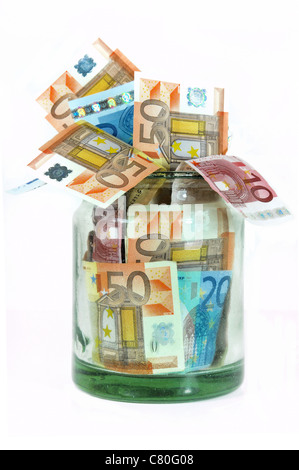 Glas voll von Euro-Banknoten auf weißem Hintergrund Stockfoto