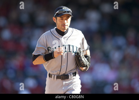 Ichiro Suzuki (Seeleute) führt während des Spiels gegen die Texas Rangers. Stockfoto