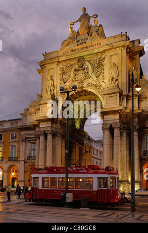 Portugal, Lissabon, Praça Comercio in der Nacht Stockfoto