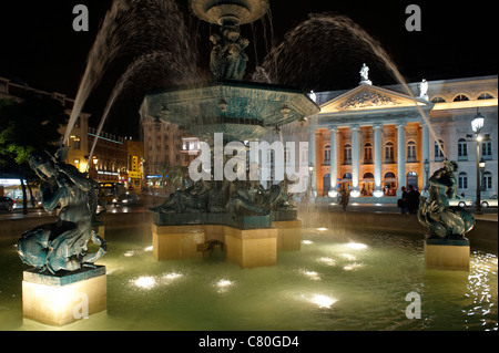 Portugal, Lissabon, Rossio-Platz Detail des Brunnens in der Nacht Stockfoto