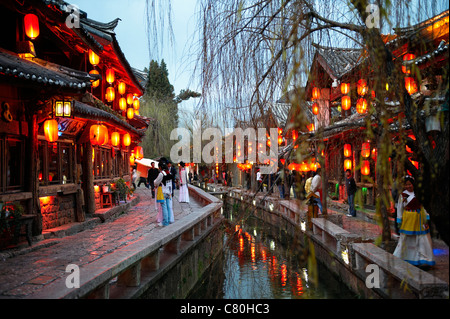 China, Yunnan, Lijiang, die alte Stadt in der Abenddämmerung Stockfoto