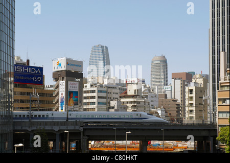 Japan, Honshu, Tokio, Shinkansen-Hochgeschwindigkeitszug und Skyline der Stadt Stockfoto