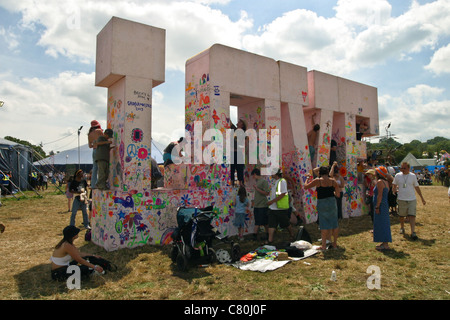 Liebe Zeichen Skulptur beim Glastonbury Festival 2003, Somerset, England, Vereinigtes Königreich. Stockfoto