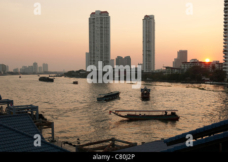 Thailand, Bangkok, Chao Praya River in der Abenddämmerung Stockfoto