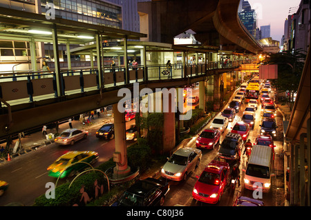 Thailand, Bangkok, Verkehr auf Sala Daeng in der Nacht Stockfoto
