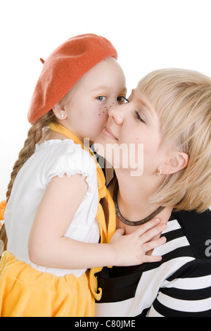 Tochter Mutter küssen. Isoliert auf weiss. Stockfoto