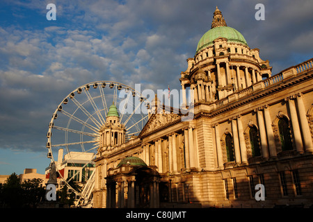 Nordirland, Belfast, das Rathaus und das Riesenrad Stockfoto