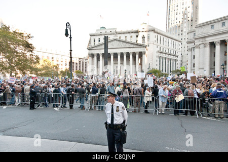 Mitglieder der Gewerkschaft beitreten Demonstranten hinter Polizei Barrikaden in Foley Quadrat zur Solidarität mit Occupy Wall Street Bewegung Stockfoto