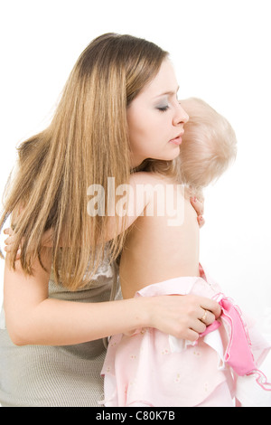 Achten Sie darauf, dass die Mutter die Tochter Kleider. Isoliert auf weiss. Stockfoto