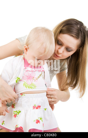 Achten Sie darauf, dass die Mutter die Tochter Kleider. Isoliert auf weiss. Stockfoto