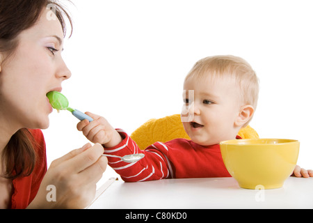 Der kleine Sohn ernährt sich die Mutter vom Löffel Stockfoto