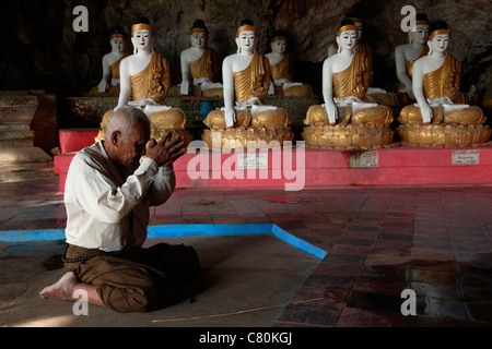 Myanmar, Burma, Mon state, Payin Gyi Gu, Grotte buddhistische Pagode Mann beten Buddha im Tempel Stockfoto