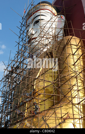Myanmar, Burma, Bago, Kyait Bum Pagode, buddhistische Tempel, Buddha-Statue Stockfoto