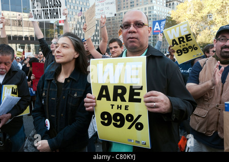 Gewerkschaften, Studenten und Bürger versammeln sich in Foley Quadrat, in Solidarität mit Occupy Wall Street Demonstranten marschieren. Stockfoto