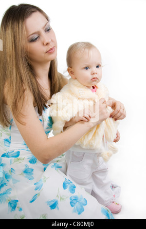 Achten Sie darauf, dass die Mutter die Tochter Kleider. Isoliert auf weiss. Stockfoto