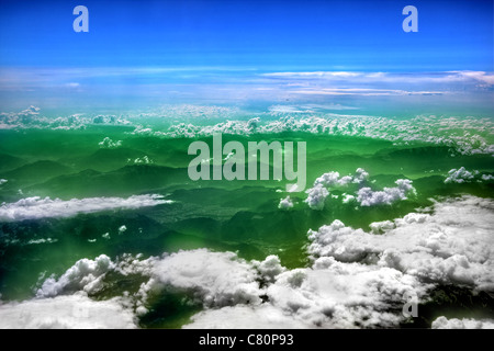 Hoch in den blauen Himmel, geschwollene weiße Wolken Stockfoto