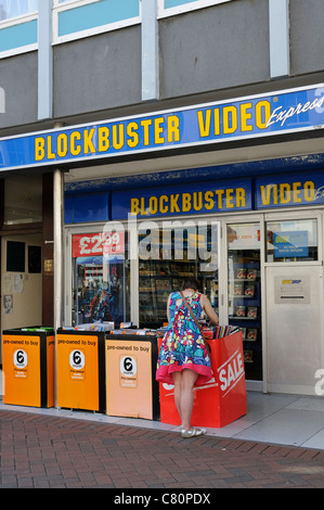 Blockbuster Video Express Shop in Weymouth Dorset Frau auf der Suche nach einem Schnäppchen im Feld Verkauf Stockfoto