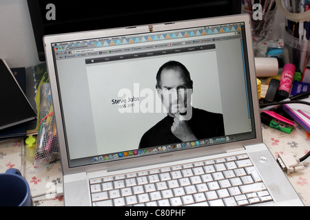 Der Apple Webseite Titelseite nach der Nachricht von Steve Jobs Tod, heute 6. Oktober 2011, Brighton, East Sussex, UK. Stockfoto