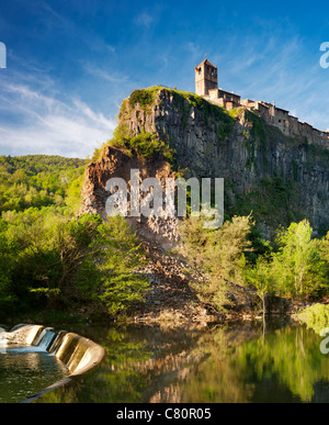 Die Stadt Castellfollit De La Roca, gebaut auf dicke säulenartige verbunden Lavaströme in der Garrotxa Volcanic Zone, Katalonien, Spanien Stockfoto